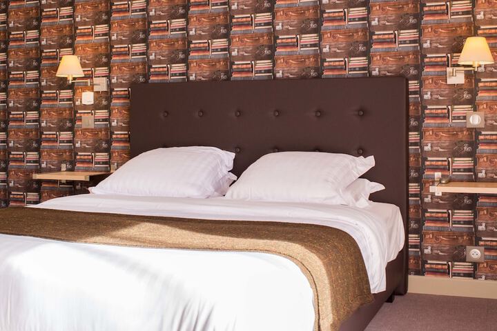 Room 10 of 28