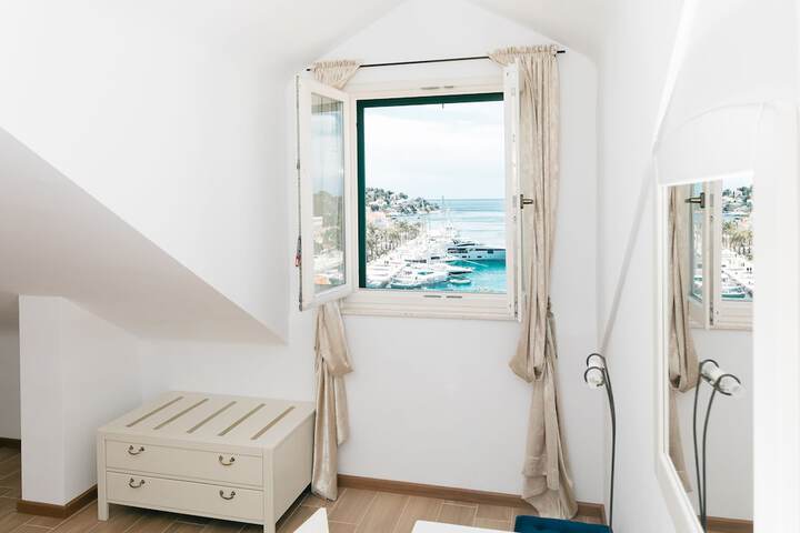 Room 35 of 182