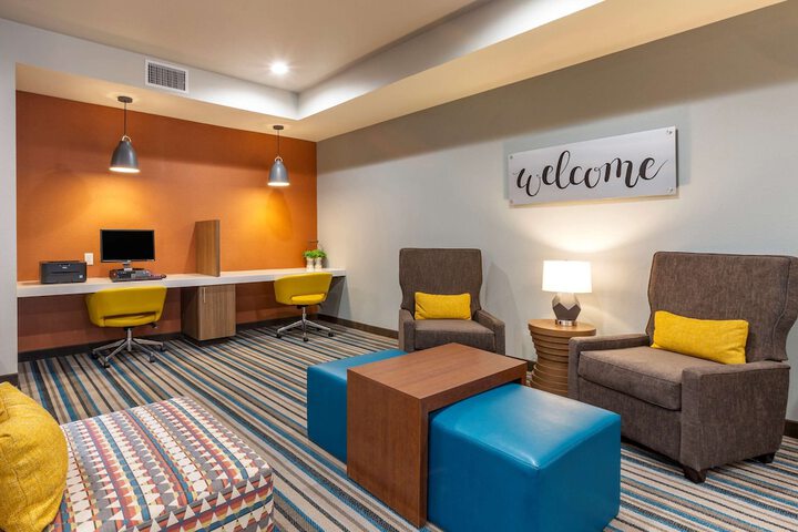 Business Center 24 of 25