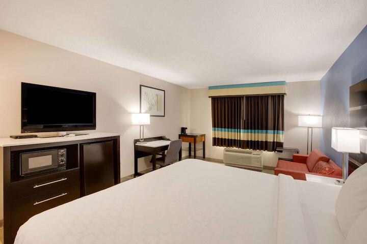 1 King Bed (23 of 33)