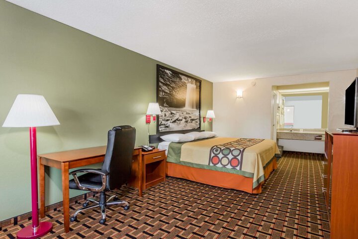1 Queen Bed (8 of 8)