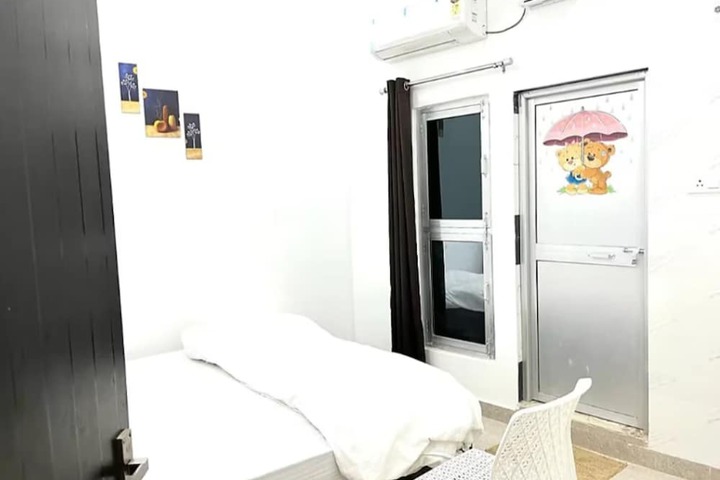 Room 11 of 16