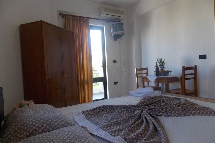 Room 2 of 63