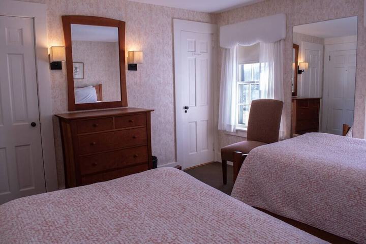 Classic Queen Bed (7 of 15)