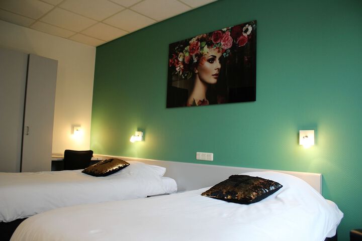 Room 10 of 33