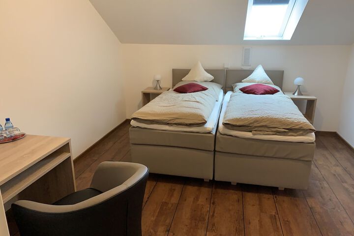 Room 9 of 38