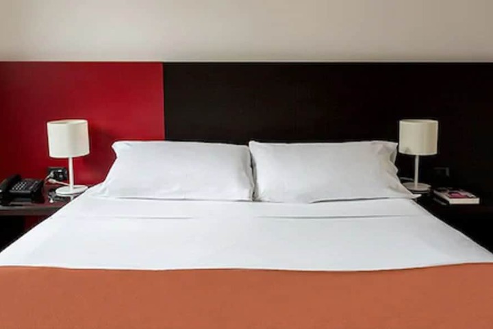 Room 4 of 33