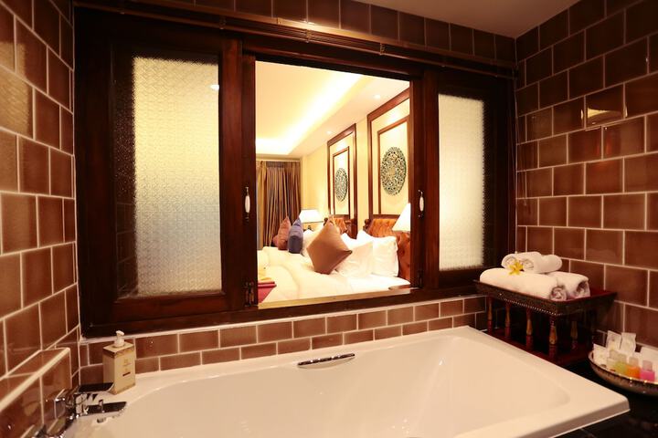Room 32 of 68