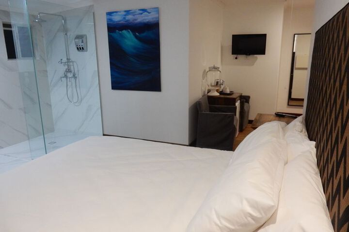 Room 6 of 63