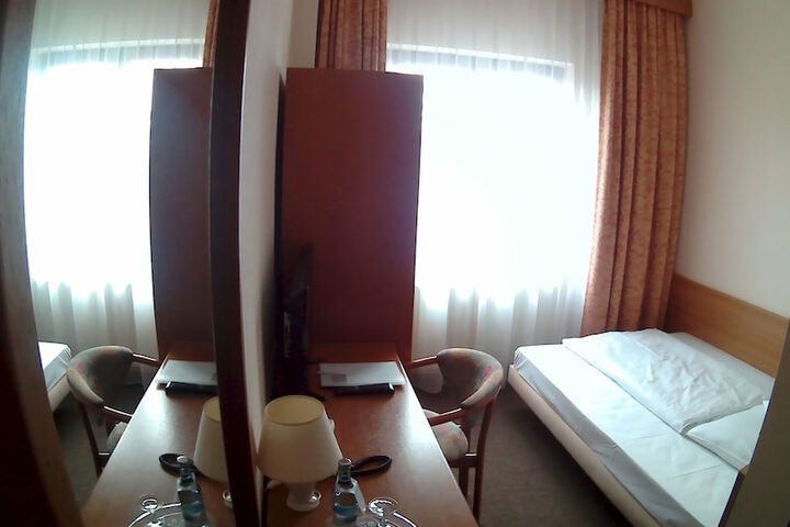 Room 6 of 34