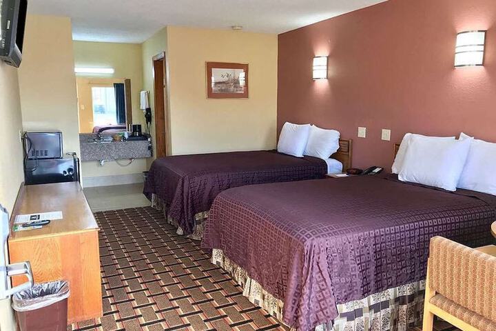 2 Double Beds (3 of 9)