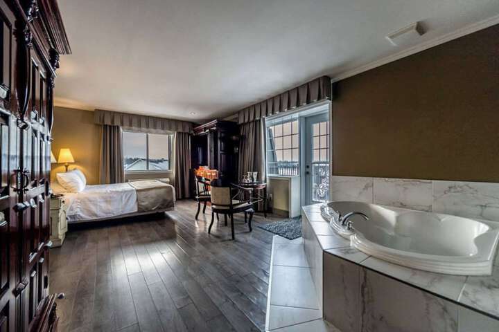 1 Queen Bed Accessible (18 of 27)