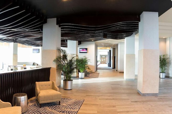 Lobby lounge
