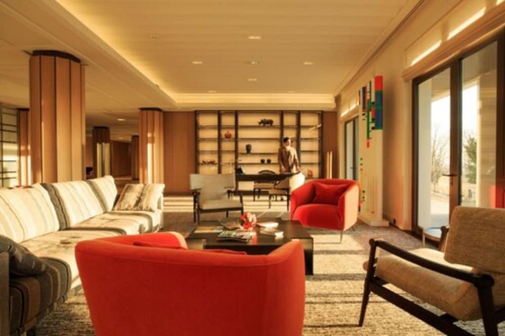 Concierge desk