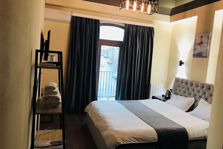 Room 2 of 32