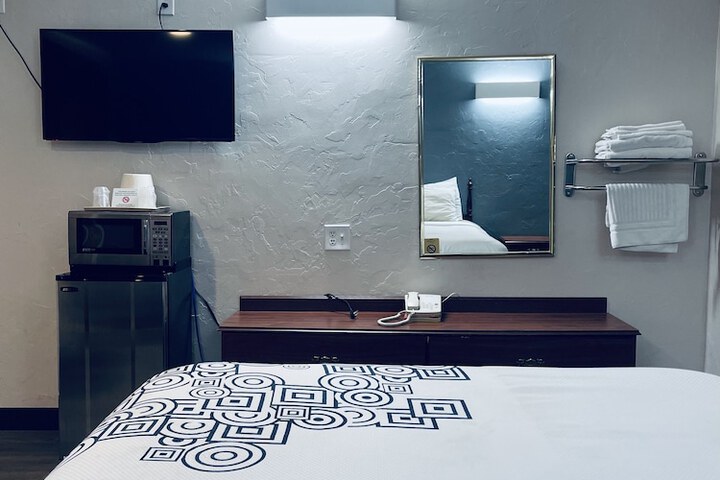 Room 13 of 37