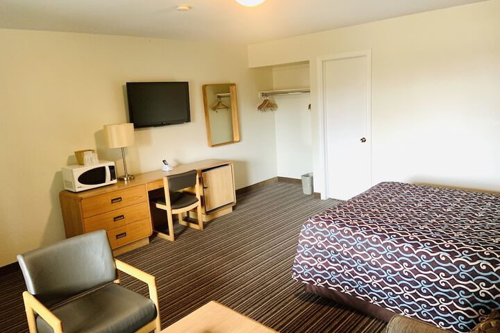 Room 4 of 18