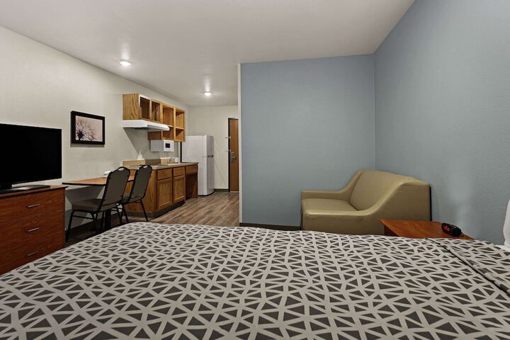 1 Queen Bed Suite (9 of 12)
