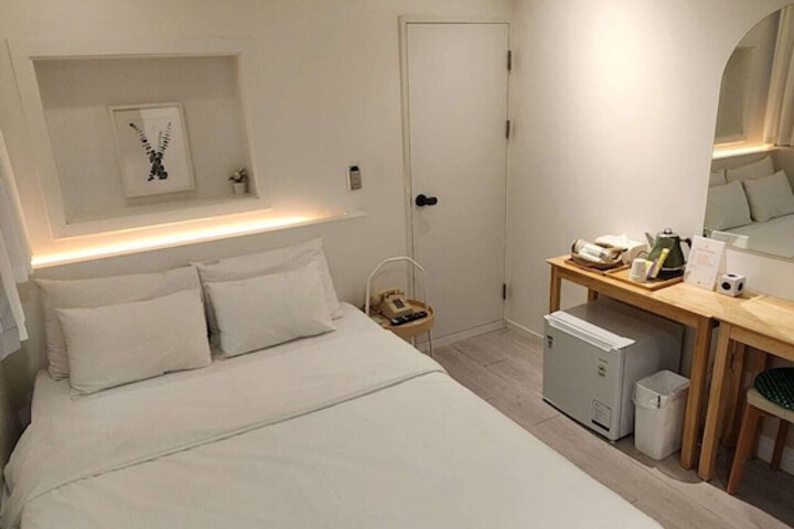 Room 3 of 27