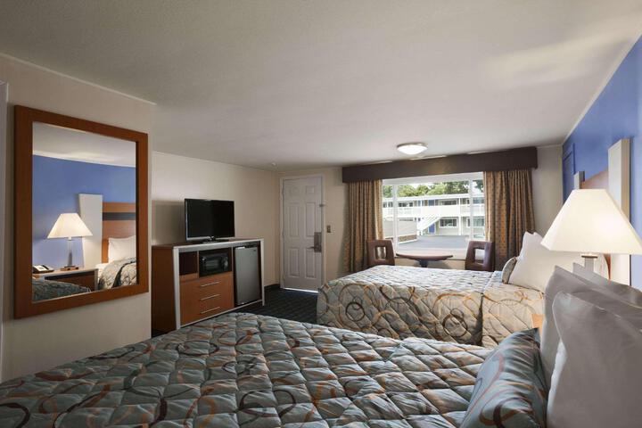 2 Double Beds (4 of 6)