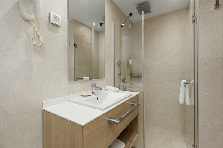Room 100 of 150