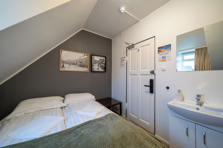 Room 4 of 97