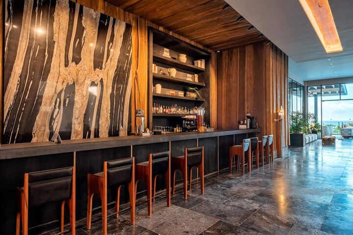 Lounge 106 of 140