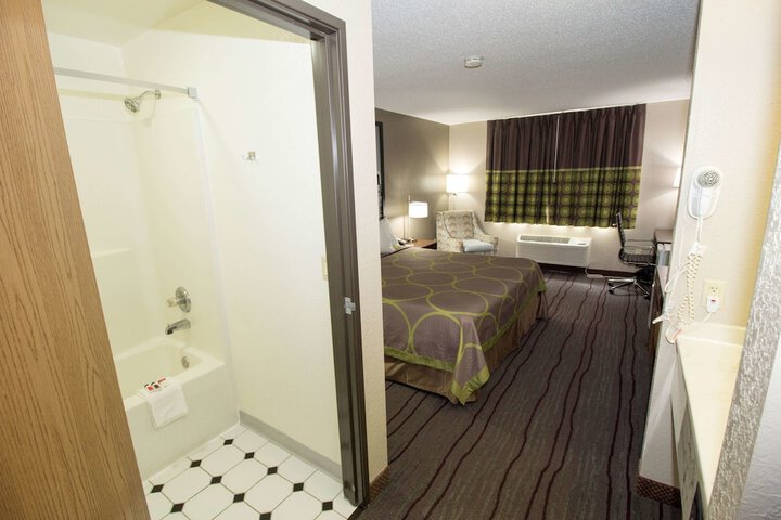 1 King Bed (4 of 28)