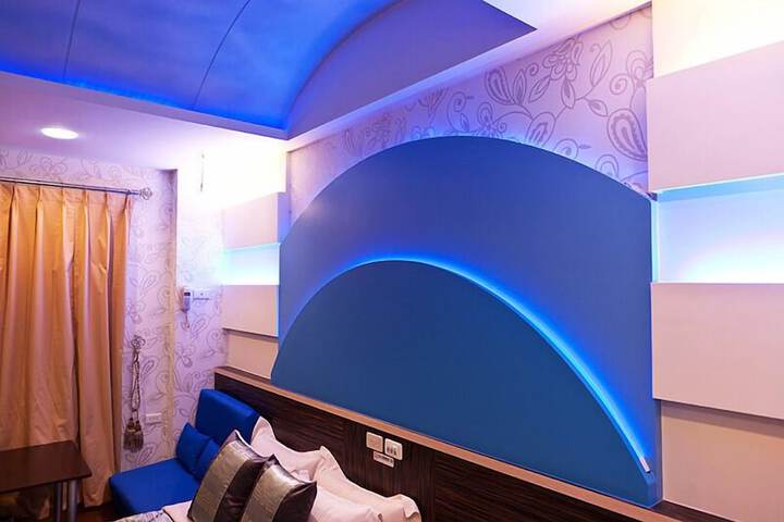 Room 8 of 33