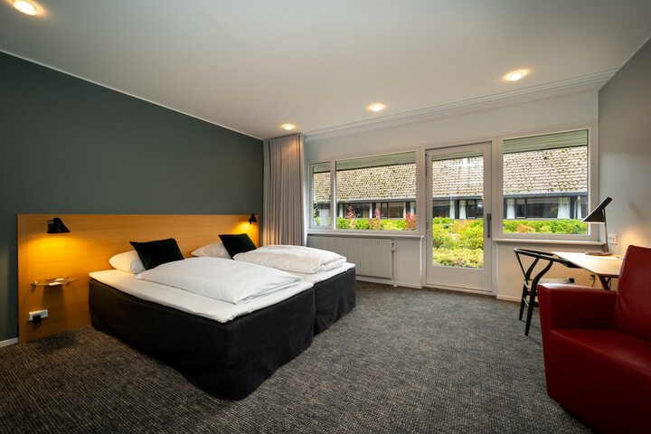 Room 4 of 40
