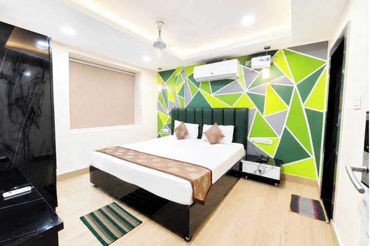 Room 6 of 13
