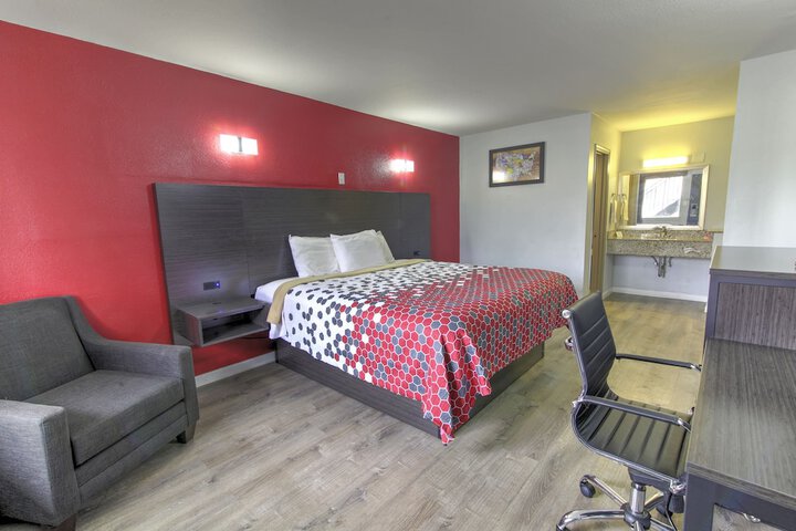1 King Bed (2 of 7)