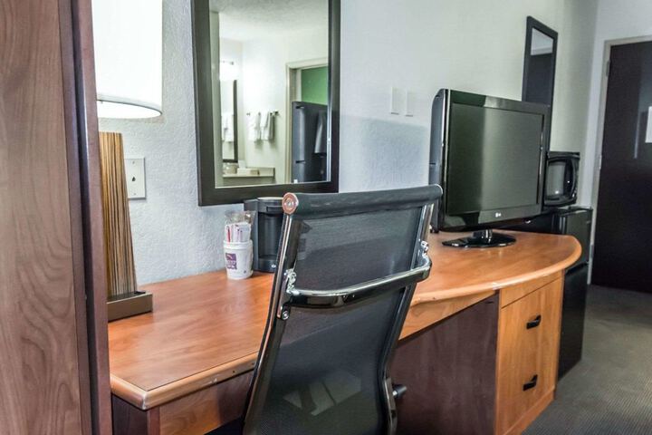 1 Queen Bed Mobility Accessible (6 of 8)