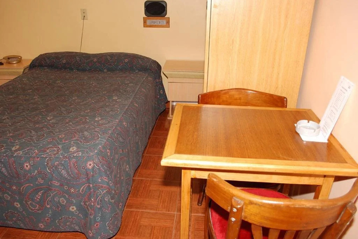Room 6 of 9