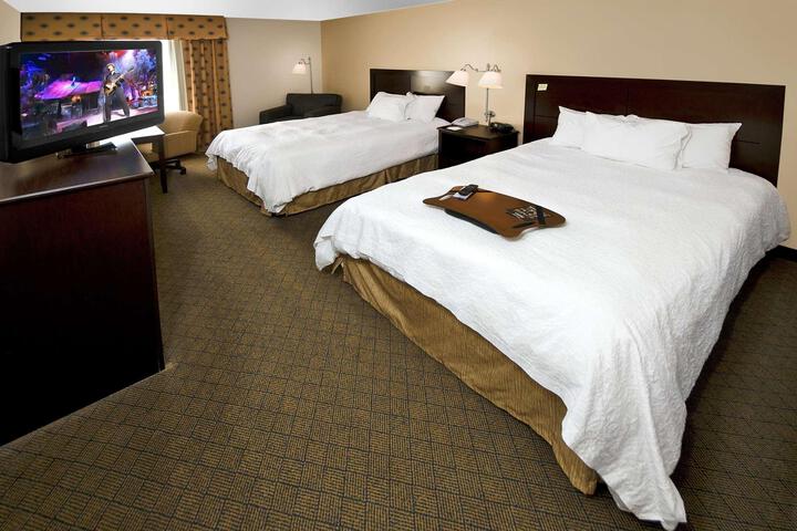 2 Queen Beds (9 of 10)
