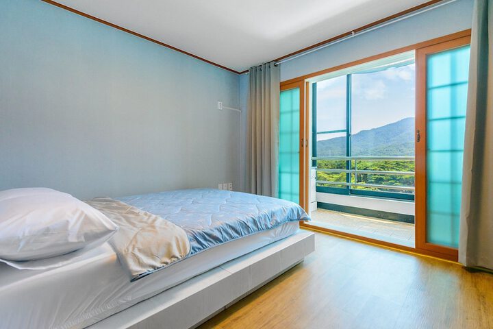 Room 28 of 102