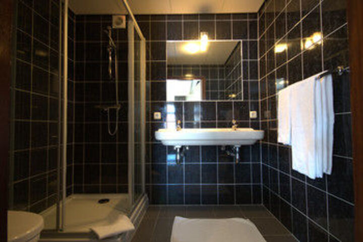 Room 4 of 48