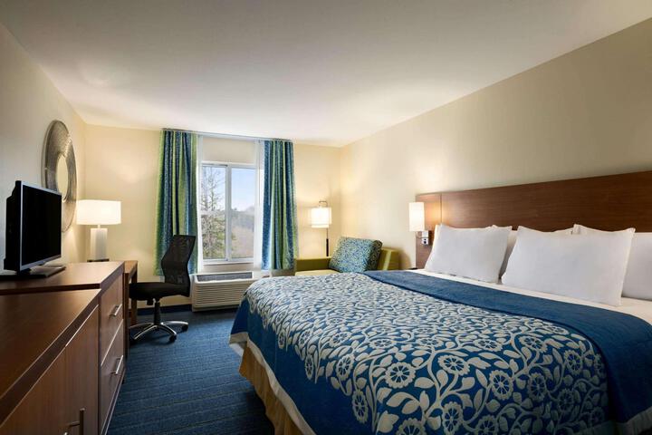 1 King Bed (2 of 14)