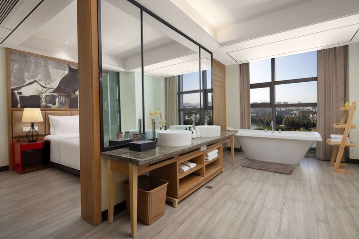 Room 10 of 18