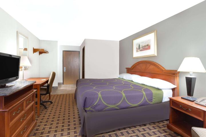 1 Queen Bed (8 of 16)