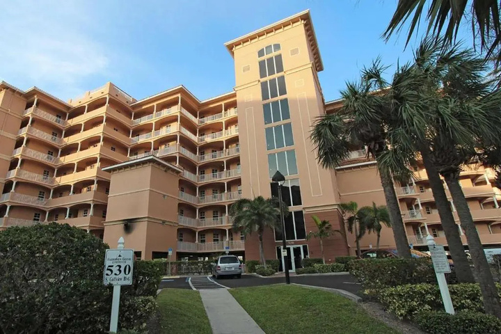 Exterior of 806 Harborview Grande