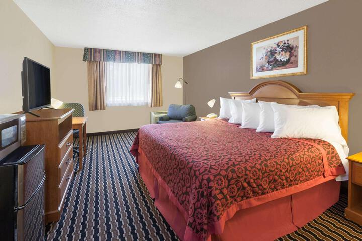 1 King Bed (2 of 7)