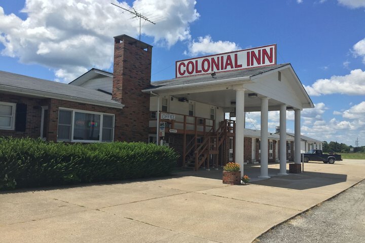 Colonial Inn in High Hill, MO