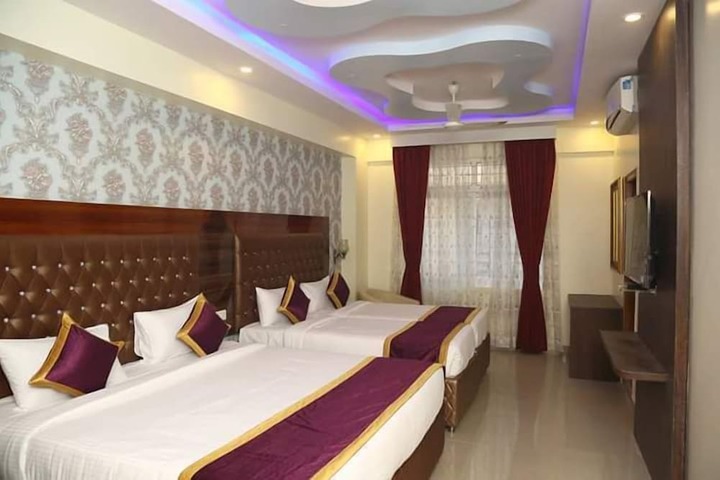 Room 4 of 16