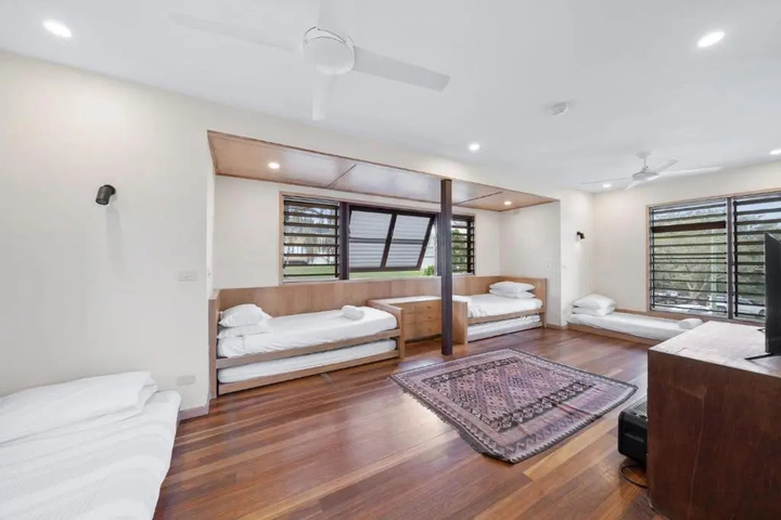 Room 5 of 11