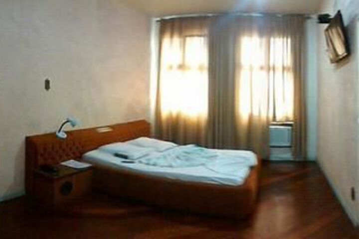 Room 6 of 10