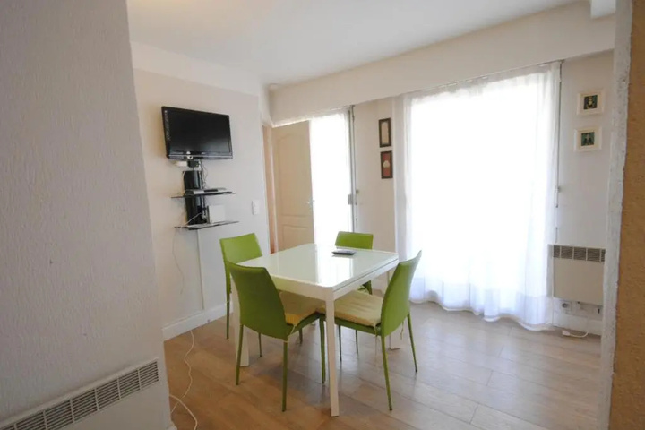 Room 2 of 8