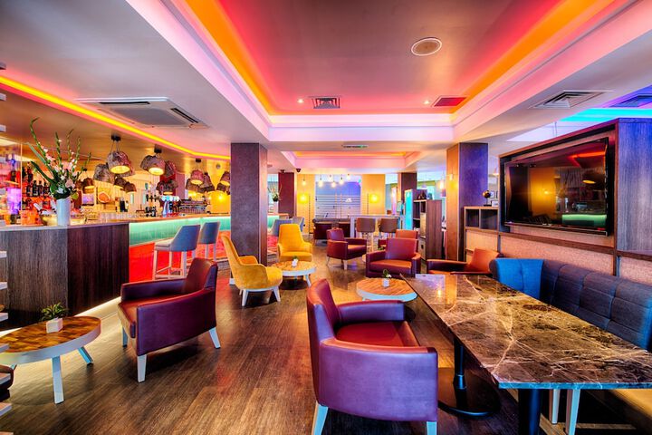 Lounge 52 of 68