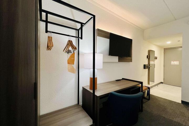 1 King Bed (1 of 12)