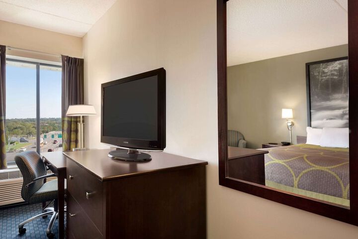 1 King Bed (4 of 11)